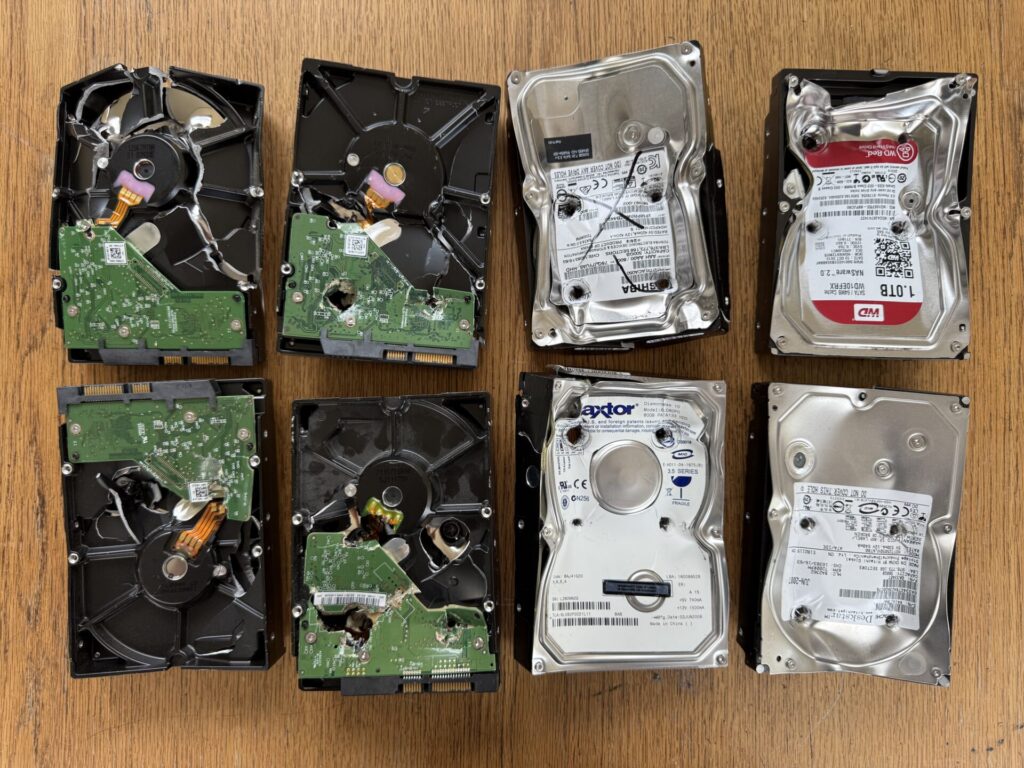 ハードディスクを物理破壊致します